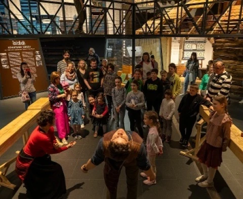 Mesék az Óperenciás vitrinen innen: Vas Laci és a sárkányok