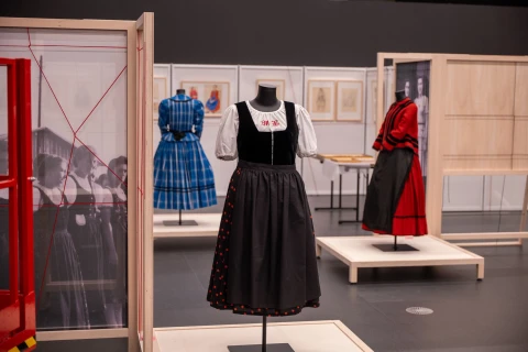 Súlyos anyag. Nők – Viseletek – Élettörténetek