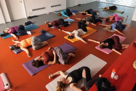 Stresszoldó gyertyafényes jóga