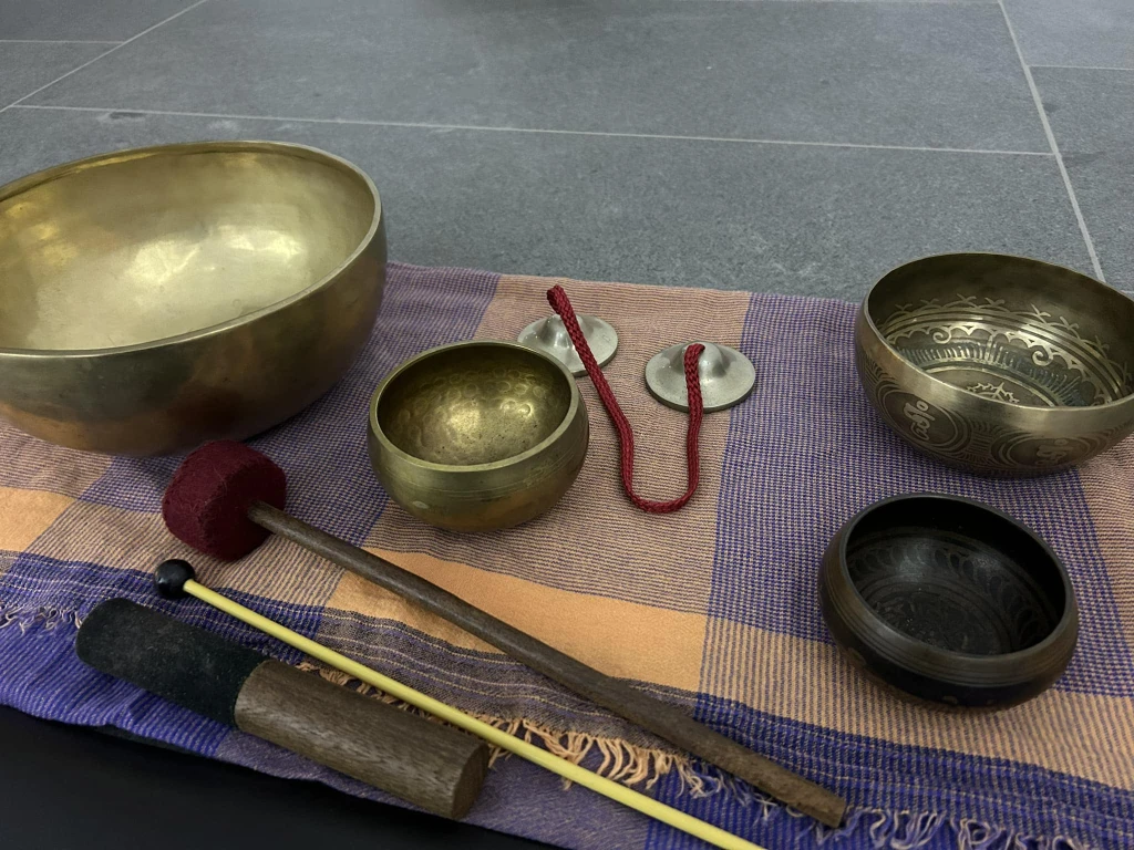 Dinamikus jóga és nyújtás mini hangfürdővel