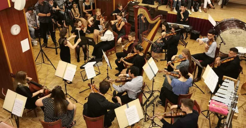 Play with Us! – Dialogue Between Human and Algorithm