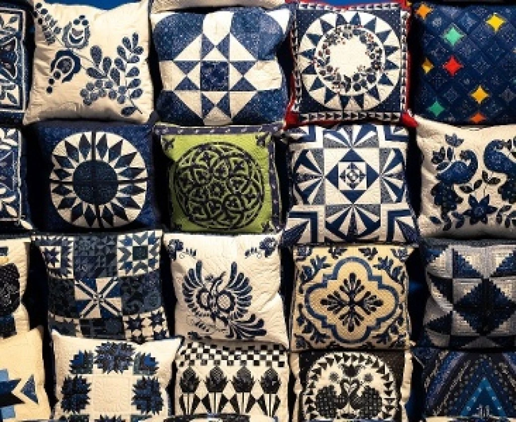 Kurátori tárlatvezetés a Foltvarrás kékben c. kiállításban