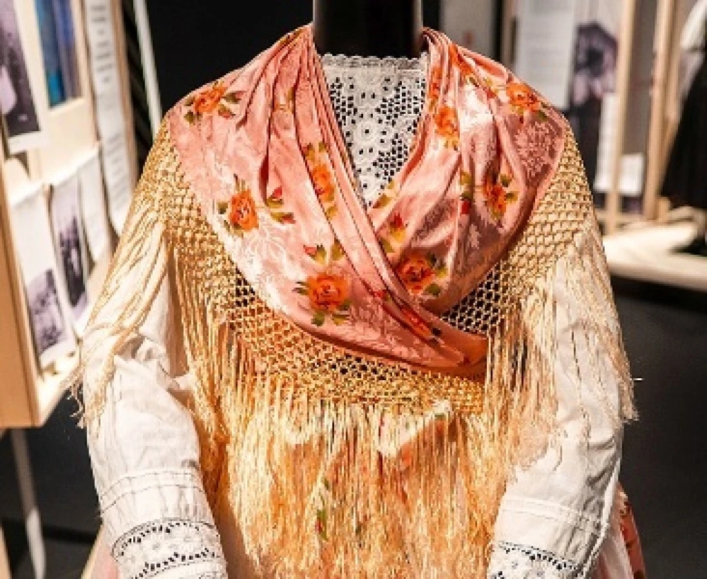 Tárlatvezetés a Súlyos anyag c. kiállításban