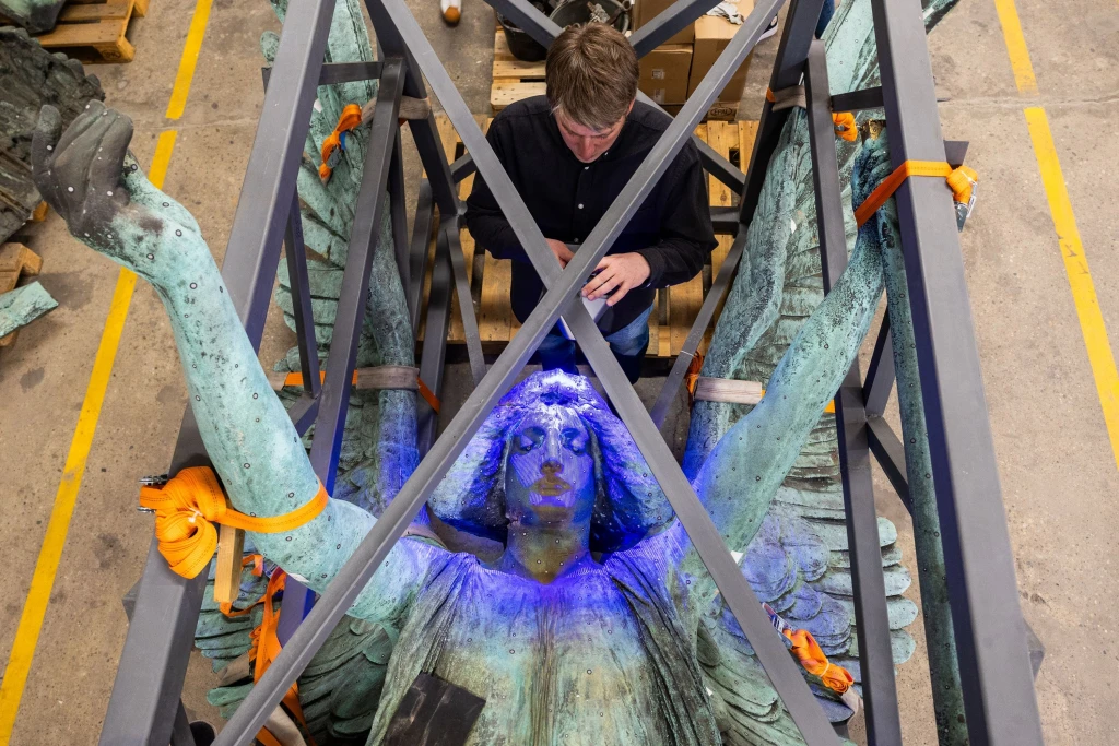 Újjászületik a Hősök tere ikonikus Gábriel arkangyal szobra